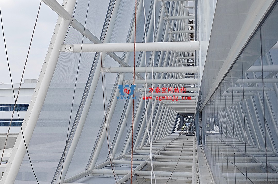 聚焦工程高質量建設，這個網格織物幕墻正在施工安裝中